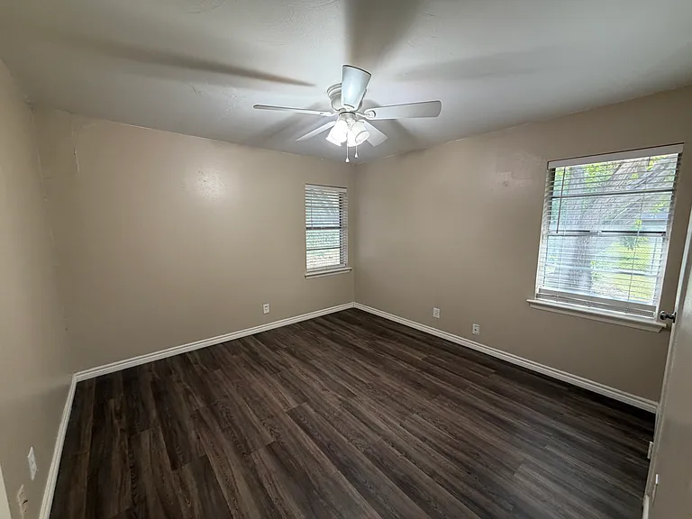 1219 Hampshire Ln #B — Photo 16