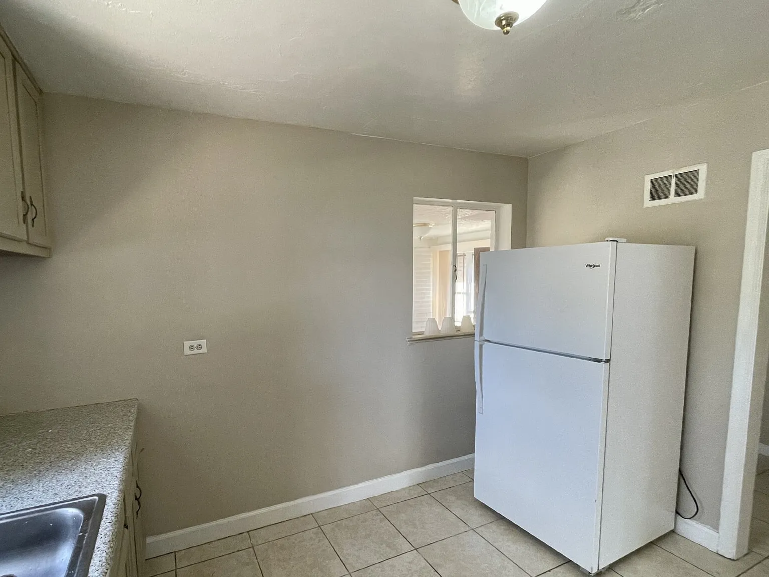3 bed, 1.0 bath, 1032 sqft, $2,250 — Photo 3