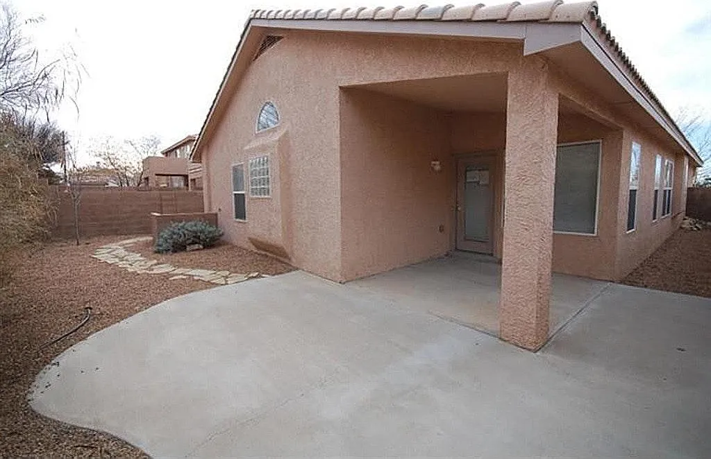 3 bed, 1876 sqft, $2,300 — Photo 2