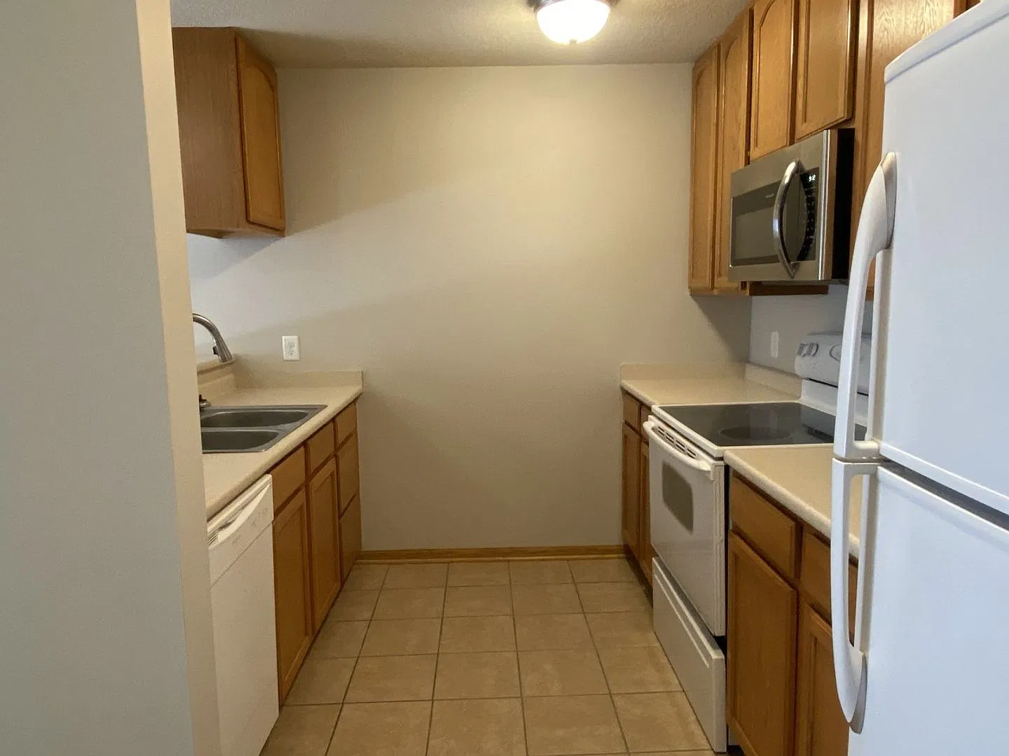 1147 NE 7th Ln - Townhome w/ Attached Garage For Rent — Photo 3