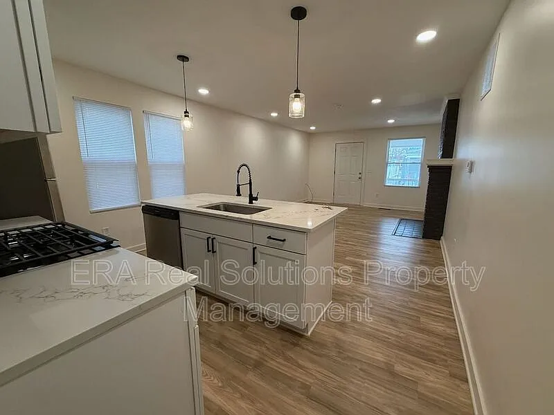 3 bed, 1.5 bath, $1,800 — Photo 3