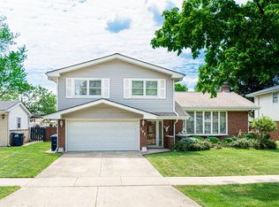 141 Ambleside Rd, Des Plaines, IL 60016