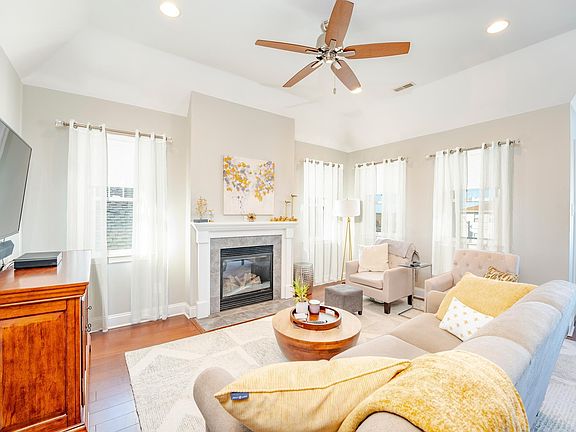 3rd image of 3935 West Ave #3935