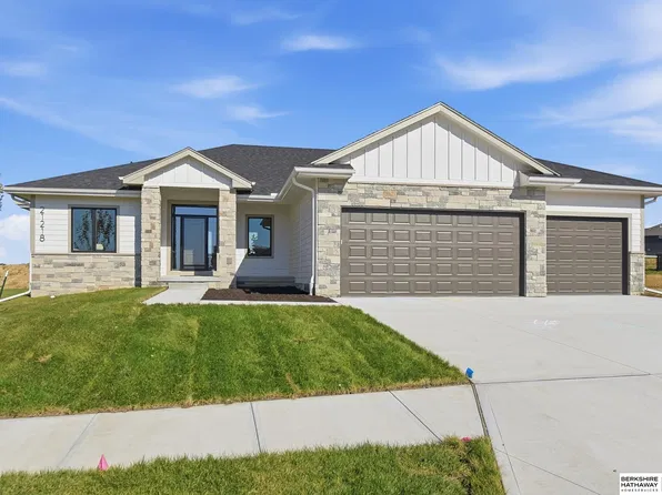 21218 Fowler St, Elkhorn, NE 68022