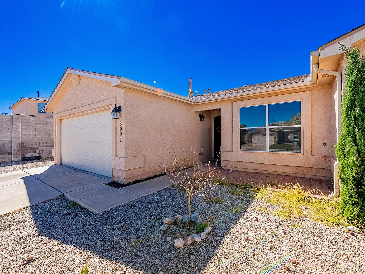 3 bed, 2.0 bath, 1653 sqft, $2,100 — Photo 3