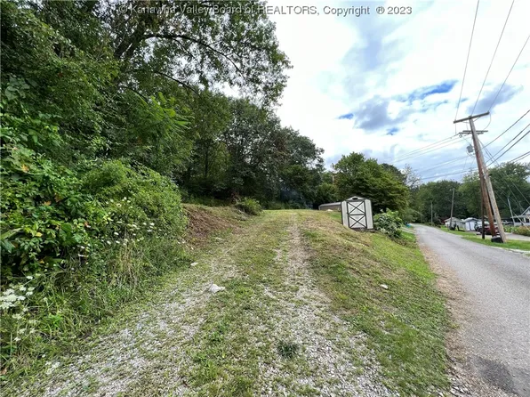 377 Black Track Rd, Poca, WV 25159