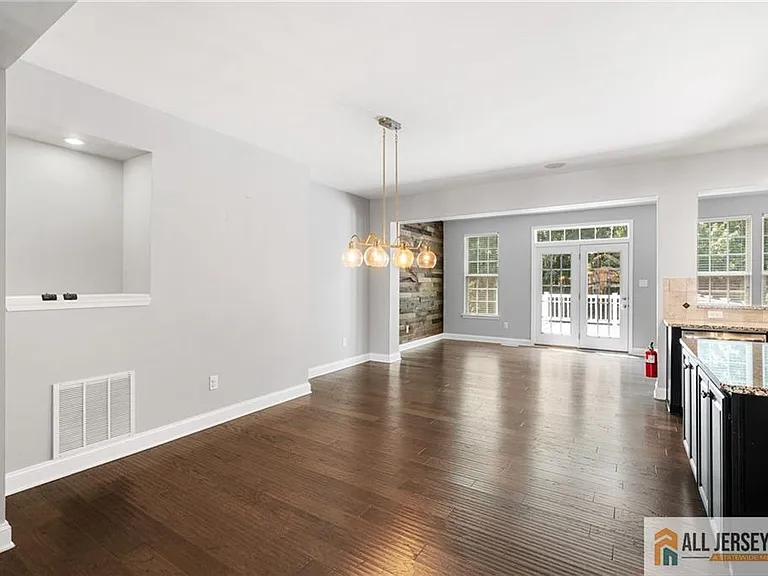 89 Isabelle Ct — Photo 10