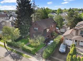 18 Willow St, Roslyn Heights, NY 11577