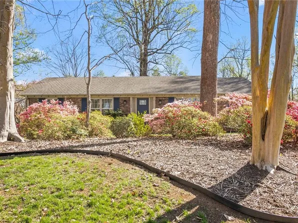 1104 Lamp Post Ln, Greensboro, NC 27410