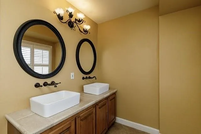 452 Delaine Dr — Photo 9