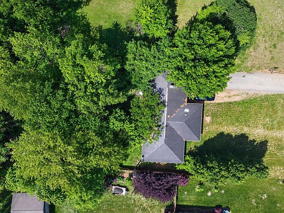 3rd image of 906 Horseshoe Dr