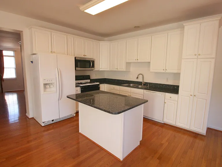 21485 Trowbridge Sq — Photo 7