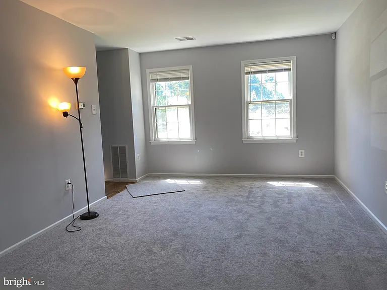 4 Chantilly Ct — Photo 37