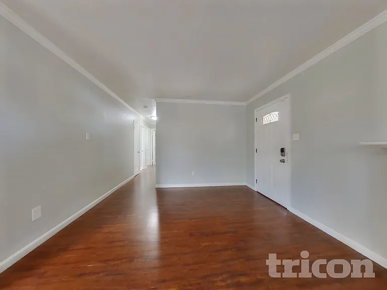2754 Mayfair Ave — Photo 2