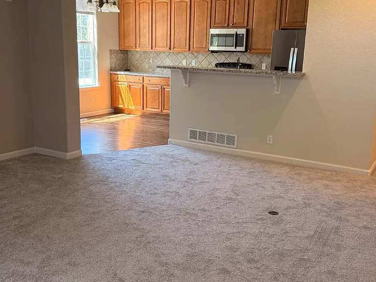 1613 Metropolitan Dr #C — Photo 8