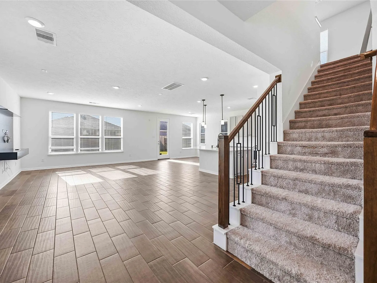 4 bed, 2.5 bath, 2824 sqft, $2,600 — Photo 4