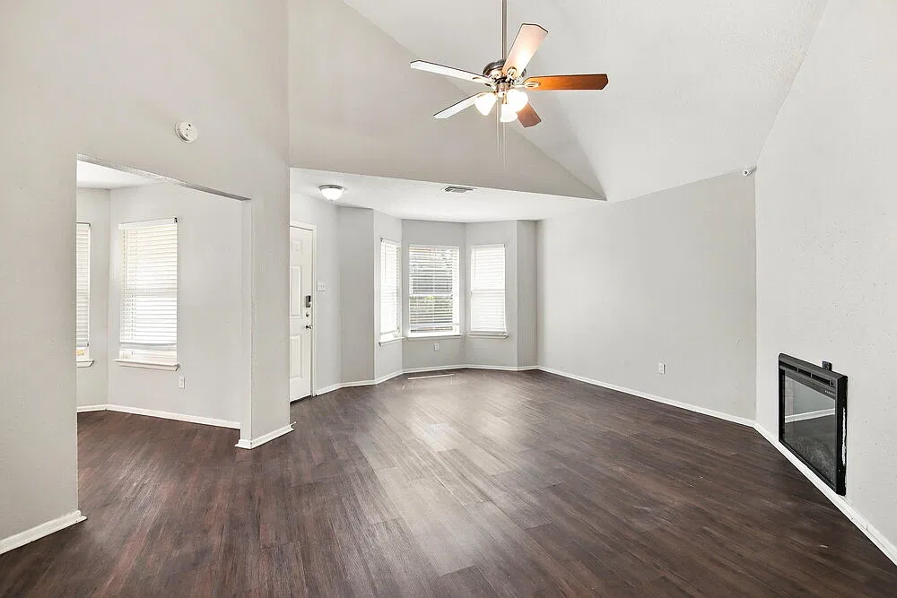 3 bed, 2.0 bath, 1270 sqft, $1,830 — Photo 4