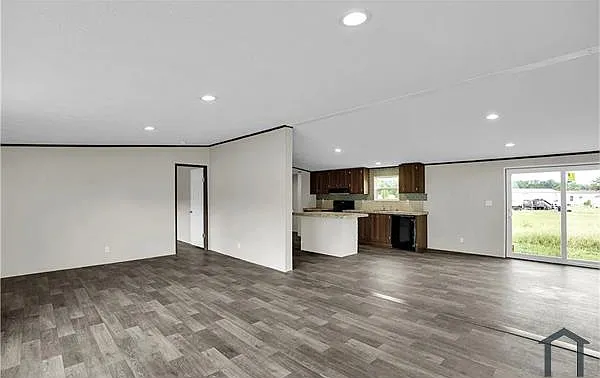 5 bed, 2200 sqft, $2,300 — Photo 4