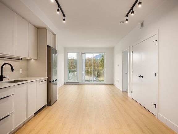 2nd image of 3055 Murray St #401