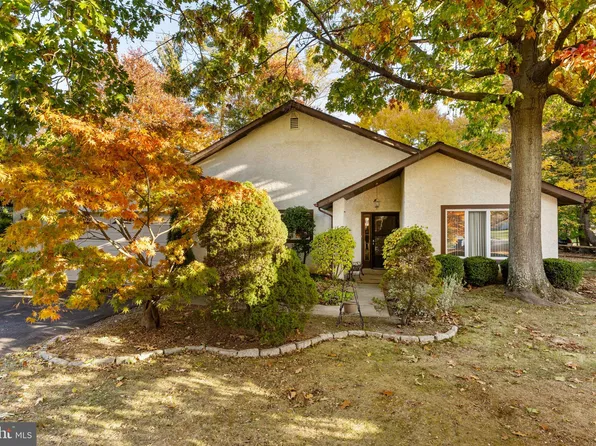 10 White Birch Ln, Horsham, PA 19044