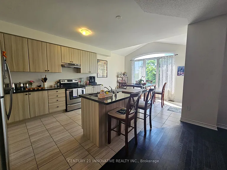 219 Northglen Blvd — Photo 2