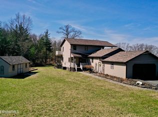 17 Grandview Dr, Rensselaer, NY 12144