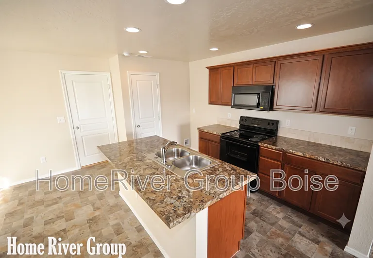 4265 S Overhill Way — Photo 2