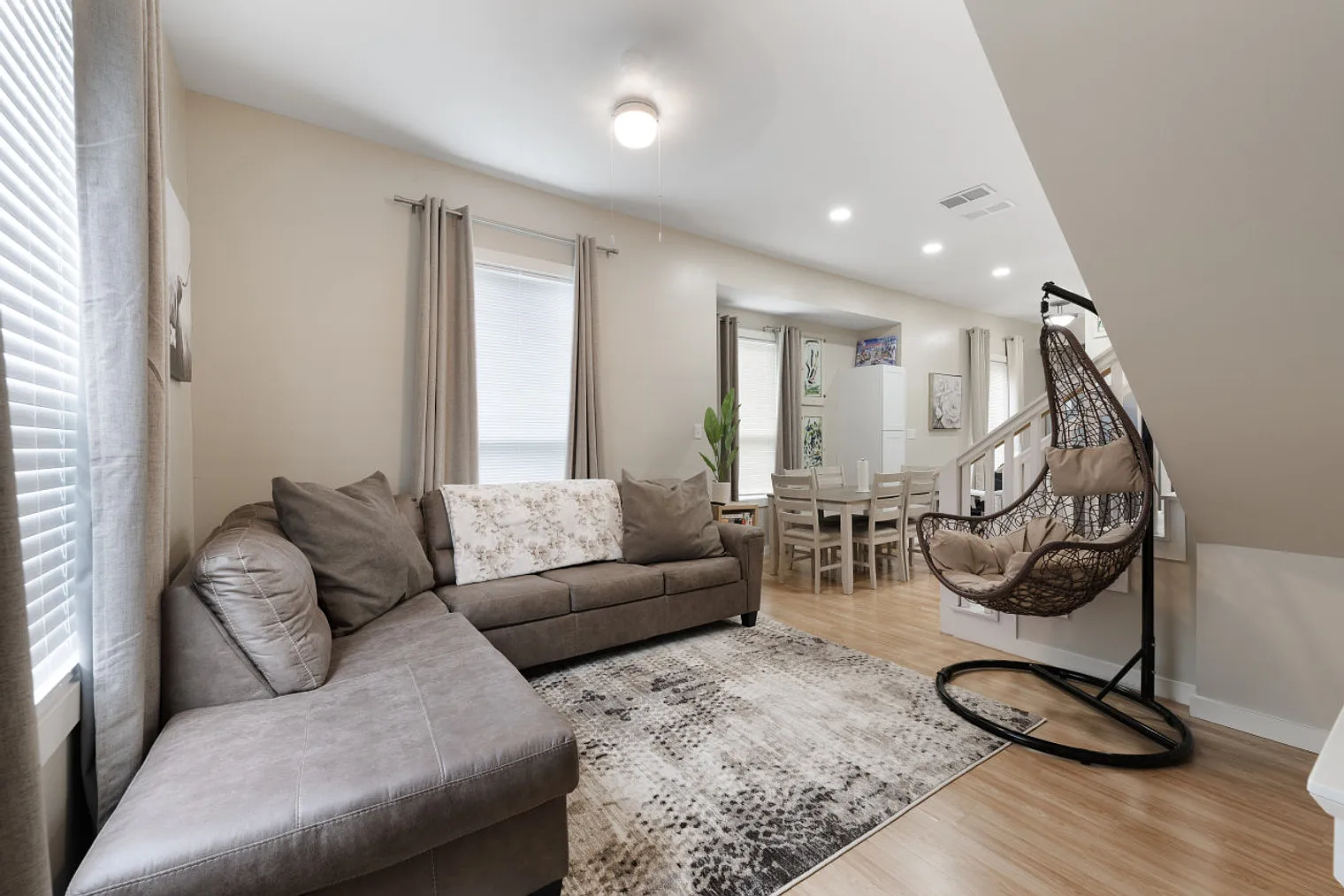 3 bed, 2.0 bath, 1334 sqft, $5,756 — Photo 3