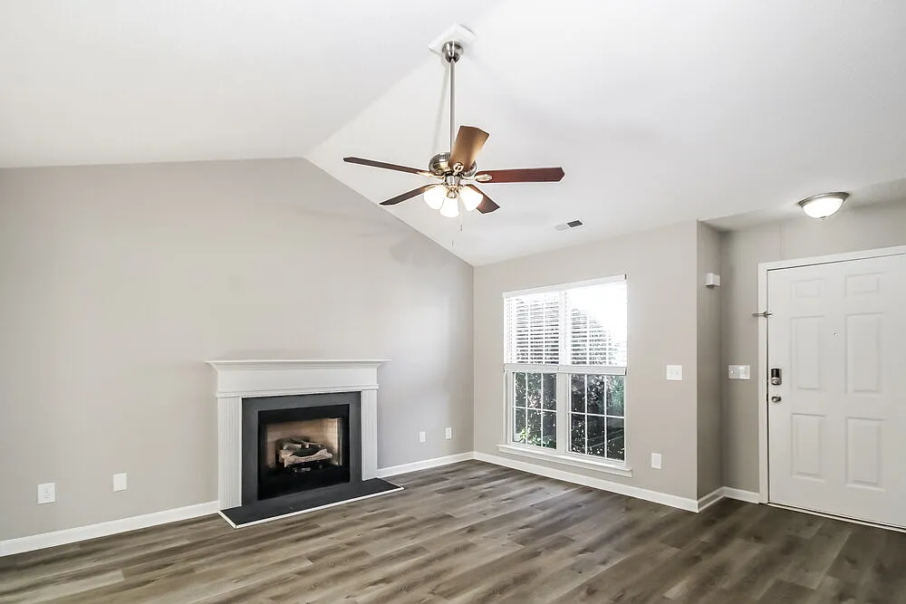 3 bed, 2.0 bath, 1225 sqft, $2,805 — Photo 3