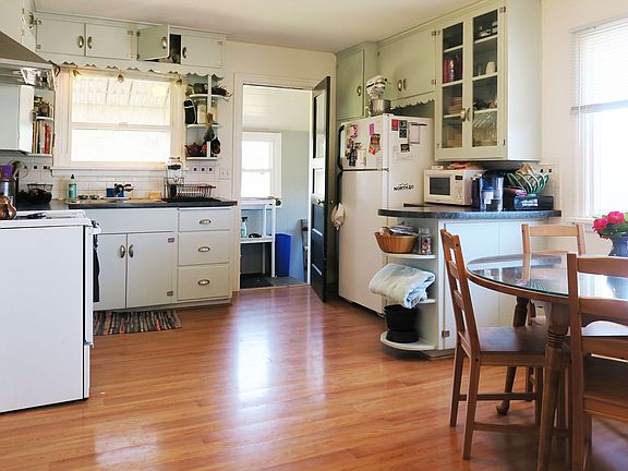 4th image of 822 S College Ave