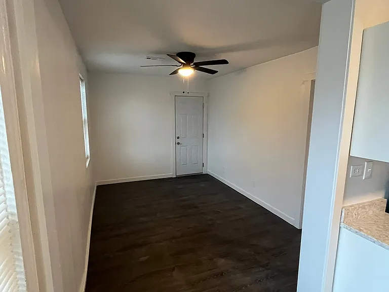 2100 Halstead Ave #4 — Photo 3