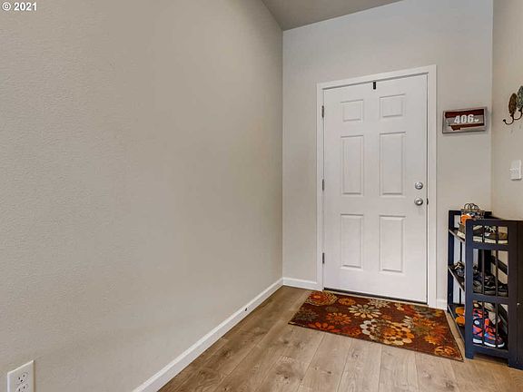 4th image of 852 N Valley Dr
