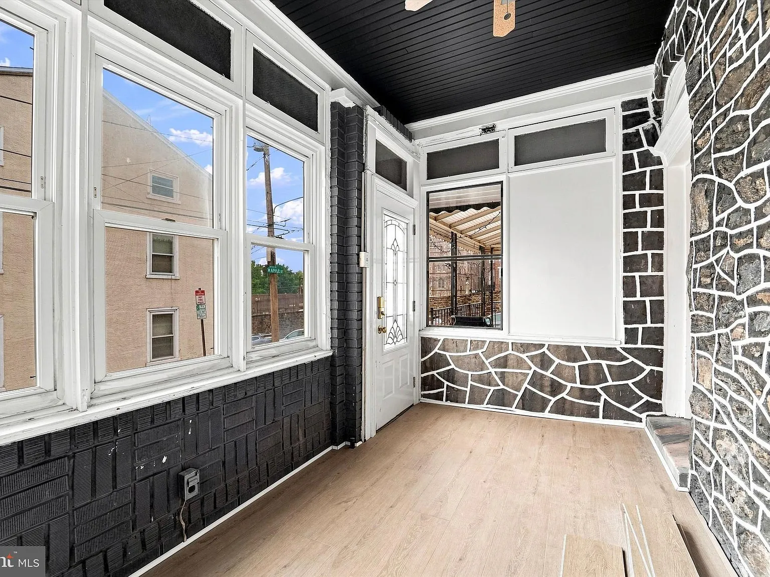4 bed, 2.0 bath, 2030 sqft, $2,400 — Photo 2