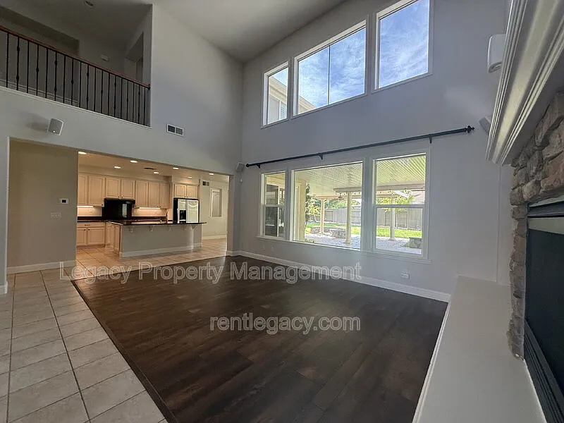 4 bed, 4.0 bath, 3854 sqft, $4,195 — Photo 4