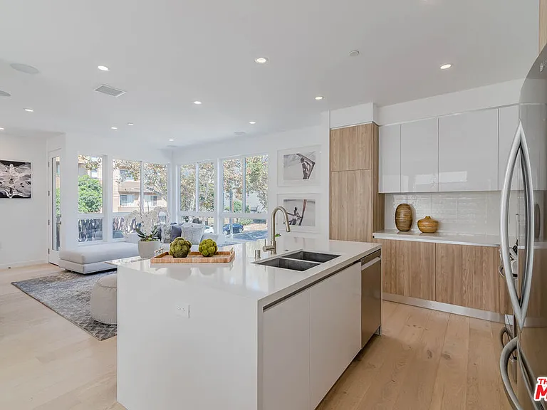 1214 N Sycamore Ave — Photo 1