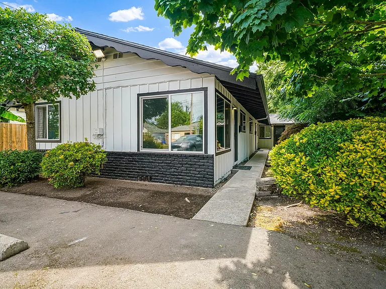 130 24th St NE — Photo 11