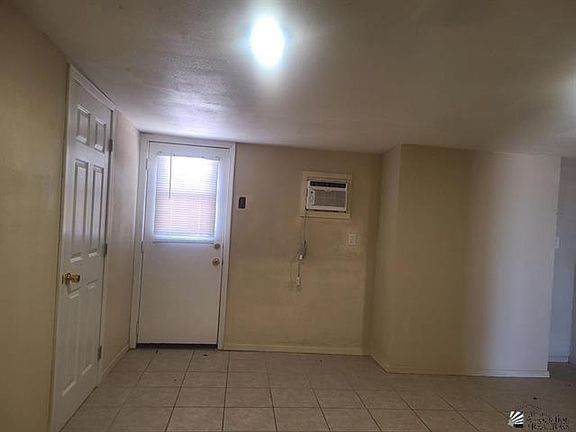 3rd image of 600 W 20th Pl