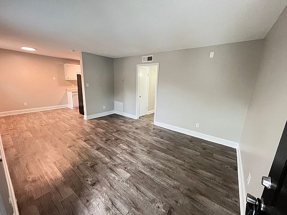 2nd image of 2000 Dutch Valley Dr APT 23
