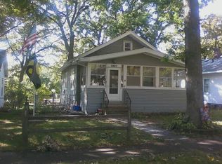 1027 Daniels St NE, Cedar Rapids, IA 52402
