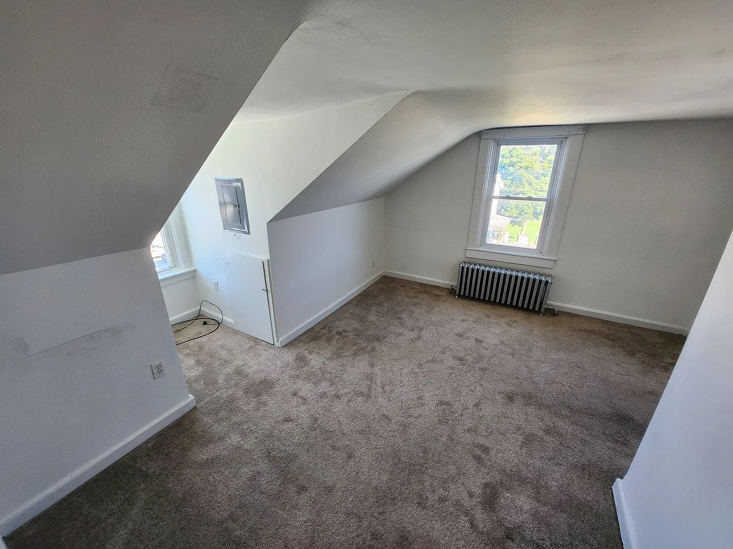 86-88 Garibaldi Ave — Photo 2