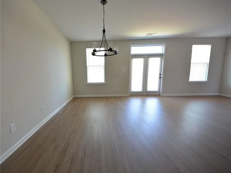 1147 Lucan Ln — Photo 12