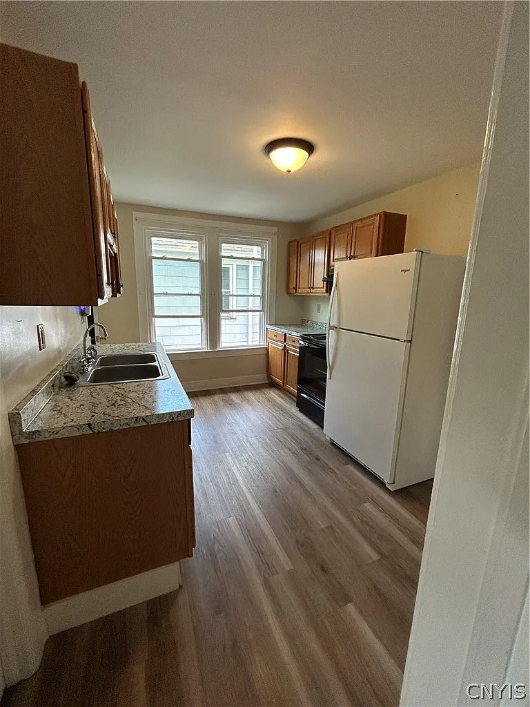 2 bed, 1.0 bath, 1700 sqft, $1,250 — Photo 2