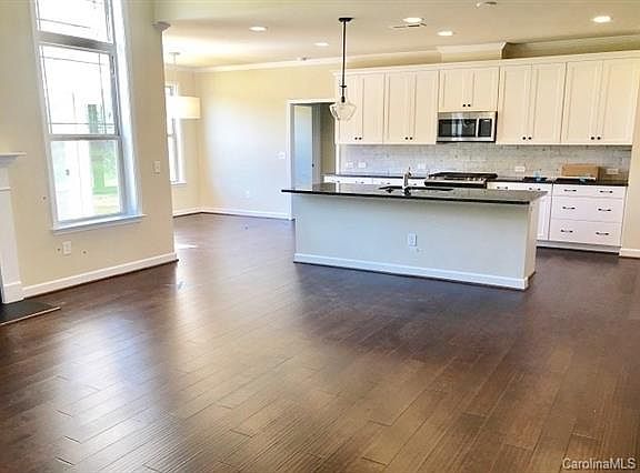 4th image of 988 Brookdale Ln