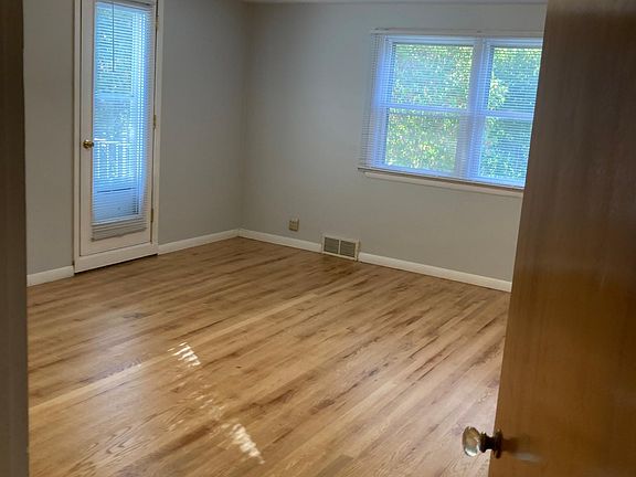 5th image of 3206 S Webster Ave
