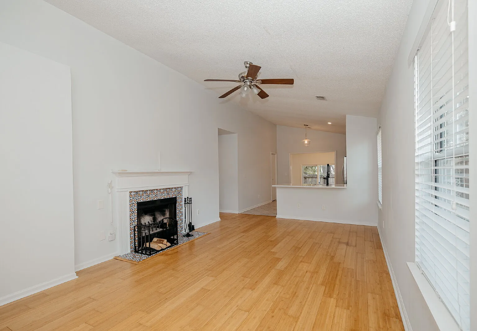 3 bed, 2.0 bath, 1342 sqft, $2,400 — Photo 3