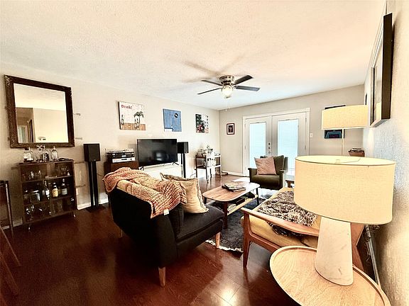 2nd image of 4046 Ridglea Country Club Dr APT 1201