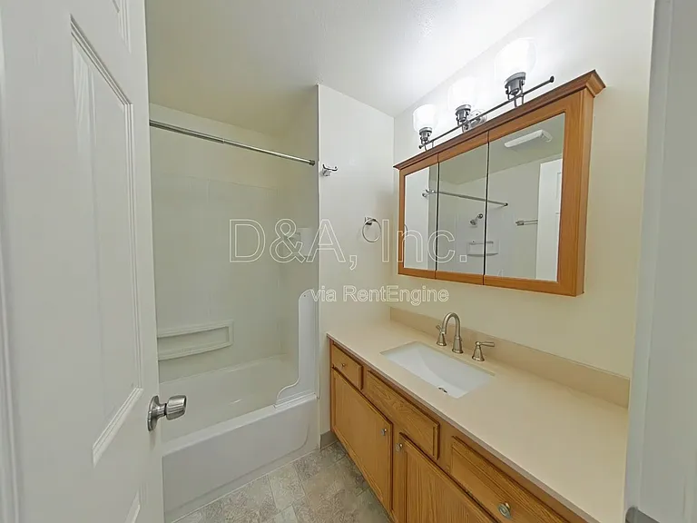 138 NE Conifer Blvd #6 — Photo 7