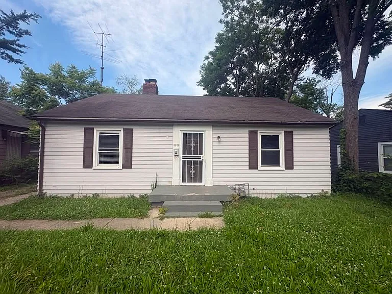 3636 N Lasalle St — Photo 2