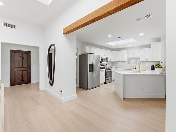 5th image of 2319 Castle Rock Rd