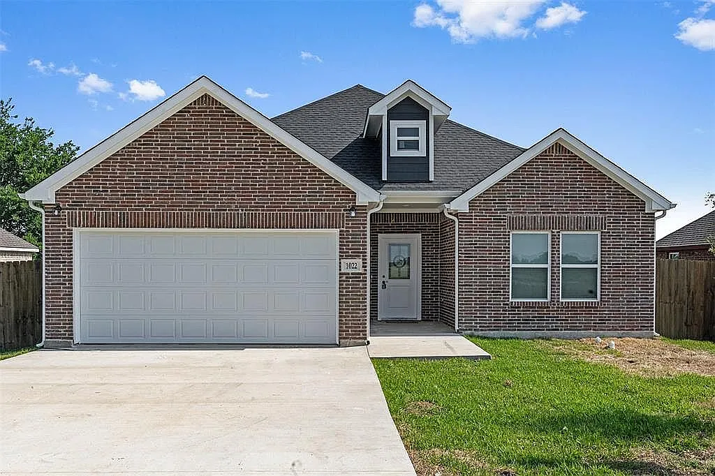 3 bed, 1301 sqft, $1,850 — Photo 1